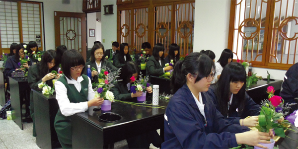  The students are working hard to use their creativity to create their own flower arrangements 